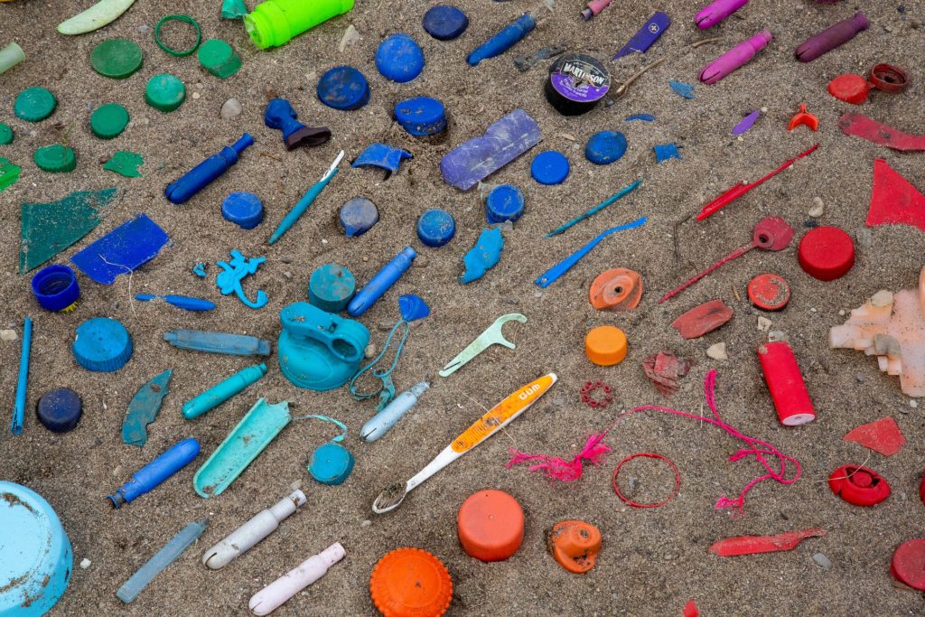 julho sem plastico. pra todos verem: pequenos plásticos coloridos