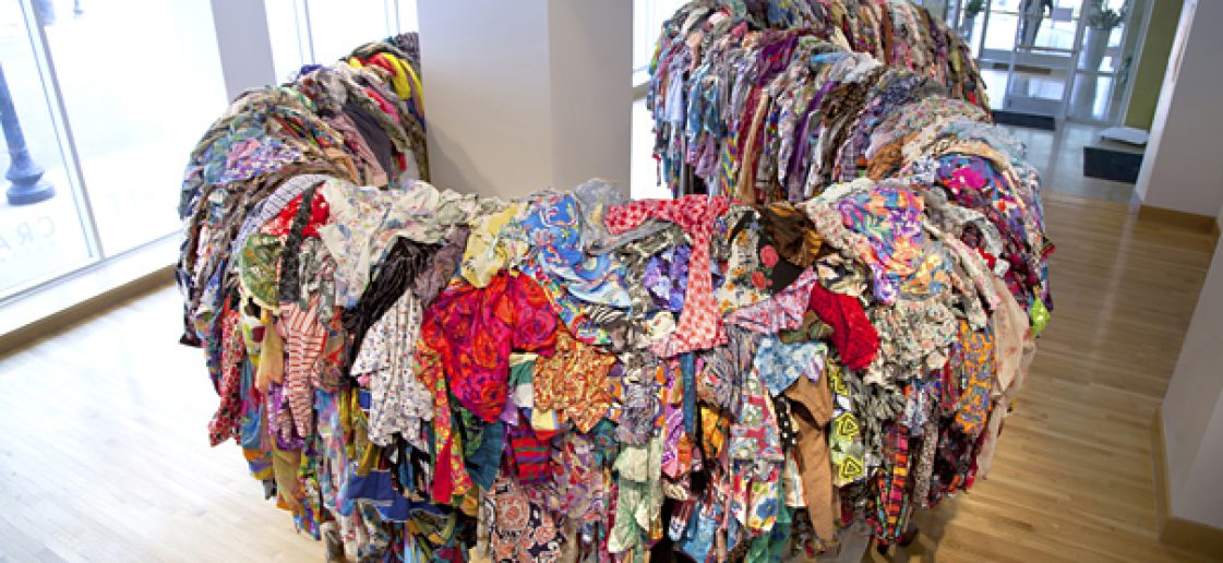 moda sustentavel e fast fashion descarte de residuos texteis